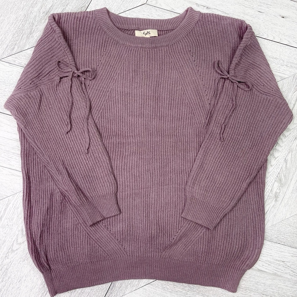 Ribbed sweater with open slit on sleeves.